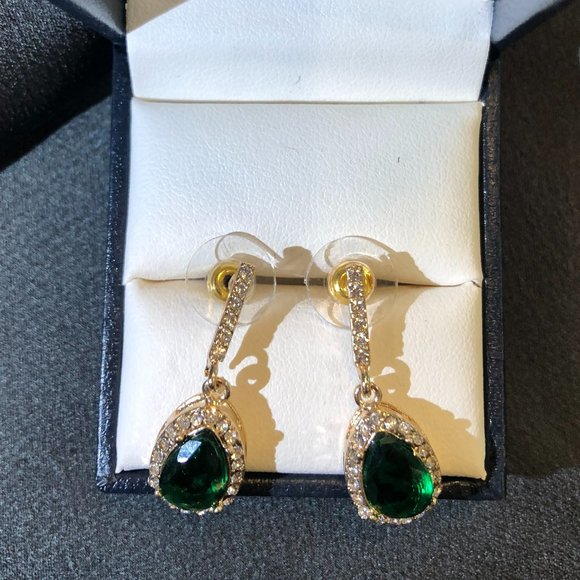 Hudson's Bay Emeral Green Drop Earrings. - Picture 3 of 4